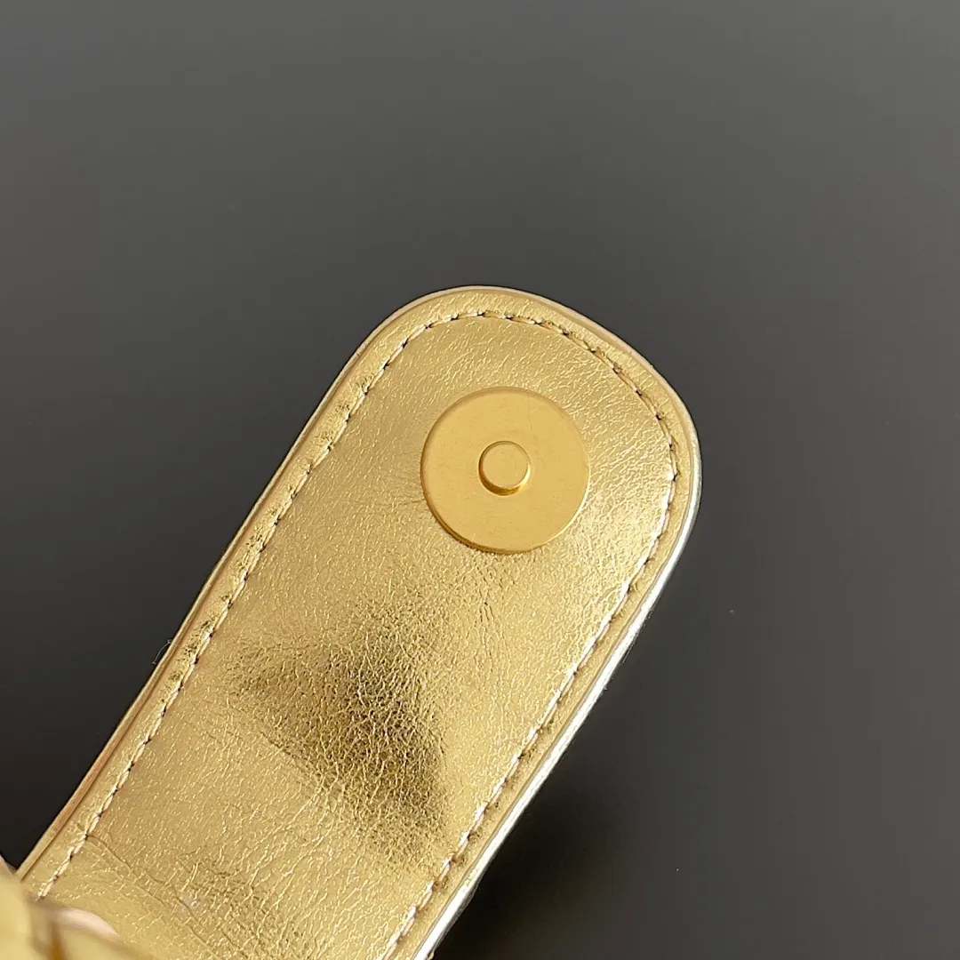 Batch 1880 BOTTEGA VENETA LAUREN 1980 small clutch bag is new! The small size that many people squat on is finally here. The self-adjustable zipper is a highlight of this bag. After being removed, it can be used as a handbag for important occasions. One bag unlocks two carrying methods at the same time. It is practical and has a unique sense of structure and beautiful lines. It is more elegant than a small cloud. It is a tribute to the classics and the pursuit of modernity. Style number: 804038 Size: 27*15*8cm